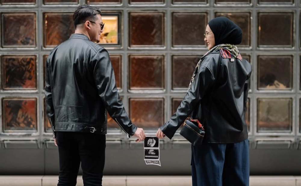 Zaskia Lewat sejumlah foto yang diunggah di Instagram, Sungkar dan Irwansyah mengumumkan jenis kelamin calon anak ke-2 mereka. [Instagram]